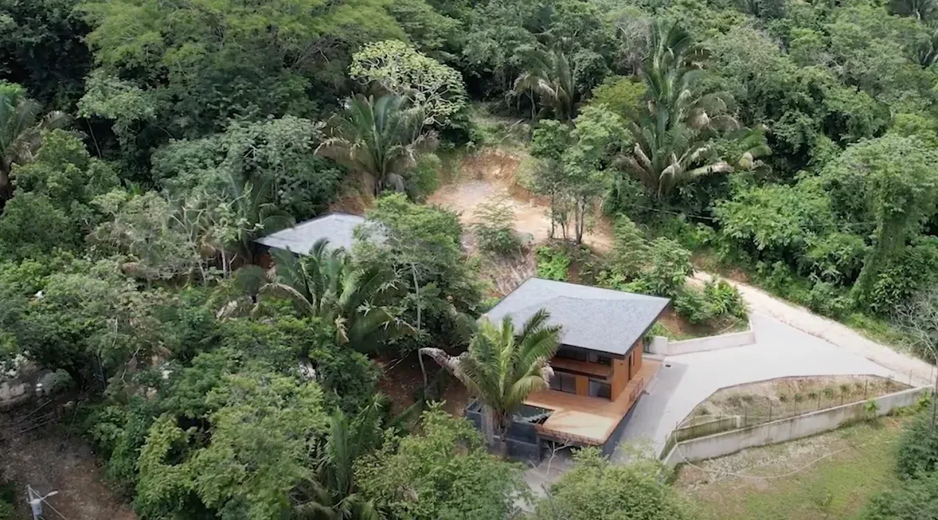 A Yoko Village building surrounded by Costa Rican jungle